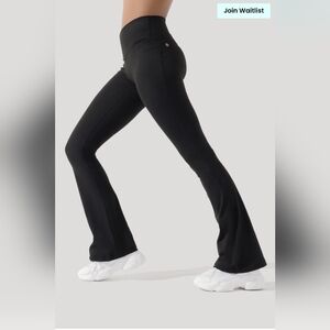 Crisscross Hourglass® Flared Leggings with Pockets - Black